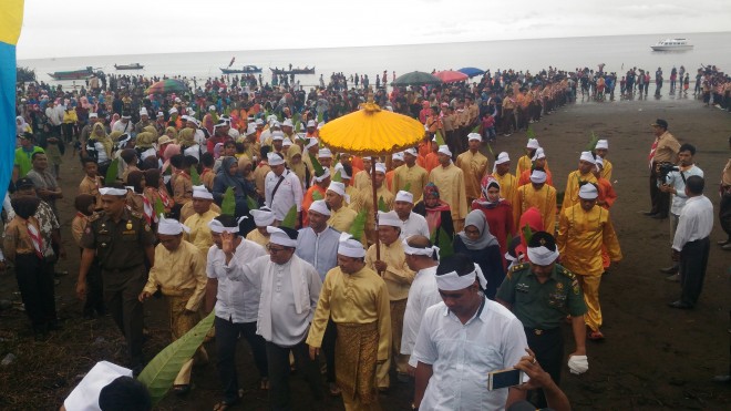 Wagub dalam acara Adat Mandi Shafar 1439 H, bertempat di Pantai Babussalam Desa Air Hitam Laut Kecamatan Sadu Kabupaten Tanjung Jabung Timur, Rabu (15/11).