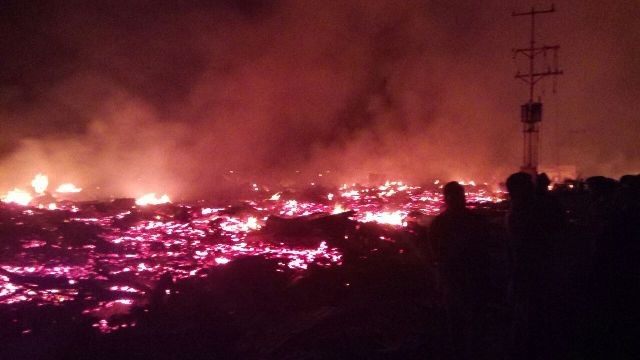 Penampakan api yang membakar sekitar 69 unit rumah warga di Desa Simbur Naik, Sabak Timur dini hari tadi (15/11)
