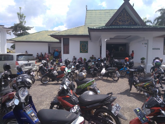 Puluhan warga muara bulian dan sekitarnya mendatangi kantor Kejaksaan Negeri (Kejari) Muara Bulian, Kamis (16/10).
