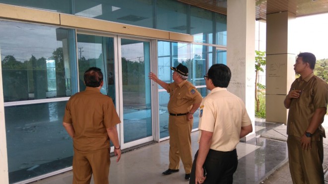 Bupati Safrial meninjau Eks Bangunan RSUD Terjun Gajah.