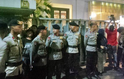 Polisi yang berjaga di depan pagar rumah Setya Novanto, Rabu (15/11) malam. (Gunawan/JawaPos.com)