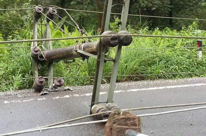 Tiang listrik yang tumbang di Tanjabtim