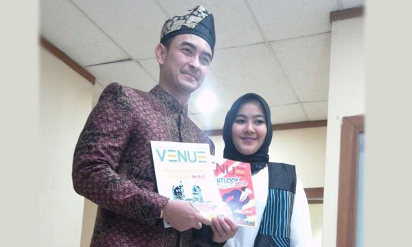 Gubernur Jambi  Zumi Zola Zulkifli bersama istri Hj.Sherin Tharia Zola, mengunjungi markas majalah VENUE.