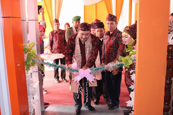 Pimpinan Bawaslu RI, Mochammad Afifuddin meresmikan pojok pengawasan di kantor Bawaslu Provinsi Jambi.