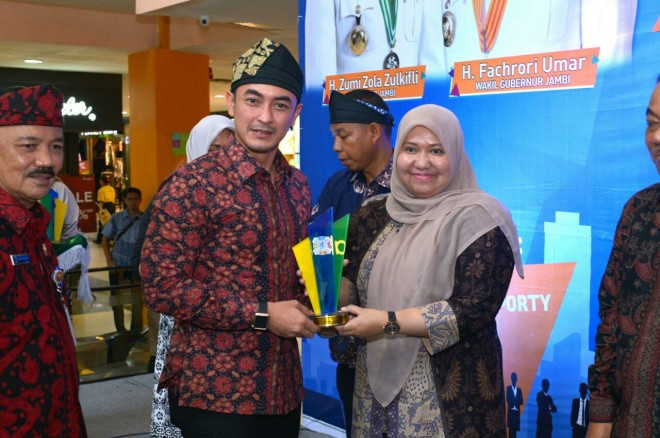 Bupati Masnah Terima BPJS Award dari Gubernur Zola.    