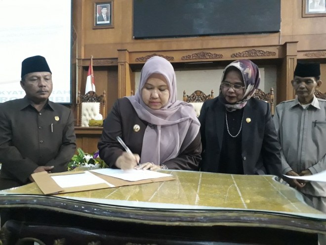 Bupati Masnah saat menandatangani Berita Acara pengesahan RPJMD.