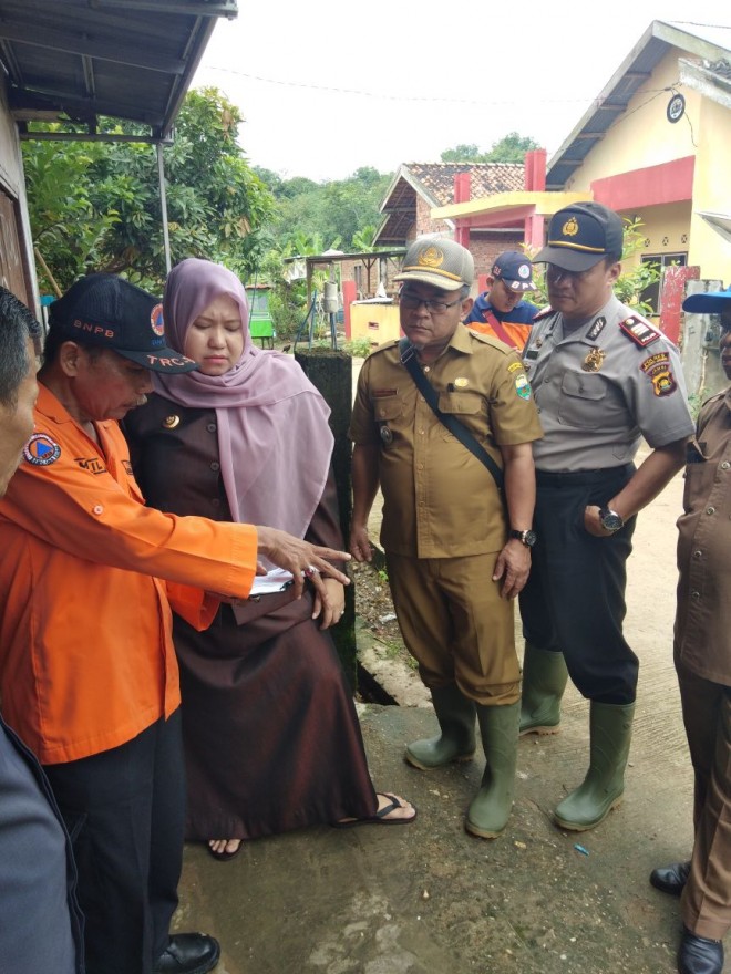 Bupati Muaro Jambi Hj. Masnah Busro Senin (20/11) pagi saat melihat kondisi banjir di Perumahan Namura Indah II.