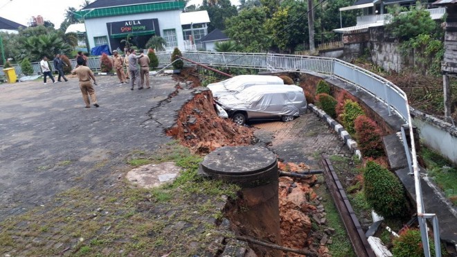 Dua Mobnas Terperosok di Rumah Dinas Wali Kota Jambi.