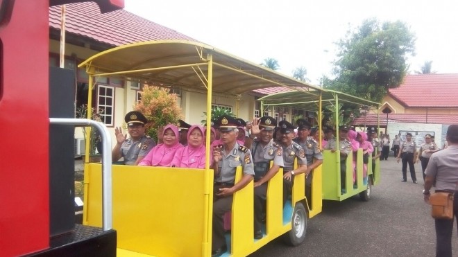Purnawirawan saat diarak menggunakan odong-odong.