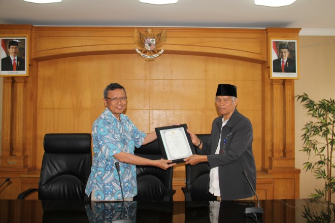 Penyerahan sertifikat dari Sekretaris BAN-SM kepada Ketua BAP-SM Jambi.