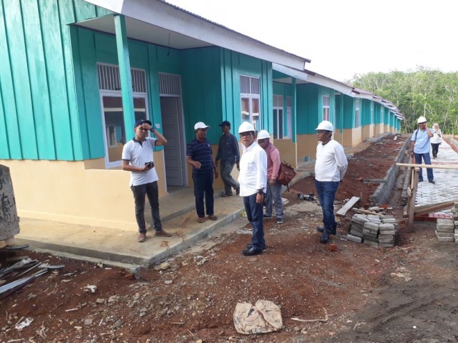 H Bakri saat meninjau rumah SAD Merangin