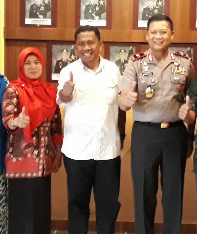 Ibu Pevi foto bersama dengan CEO Jambi Ekspres dan Kapolda Jambi.