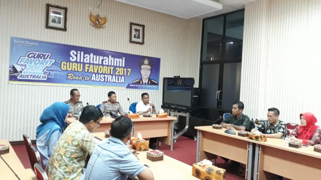 Kapolda Jambi (tengah)  didampingi Kabid Humas dan CEO Jambi Ekspres Sarkawi (kanan). 