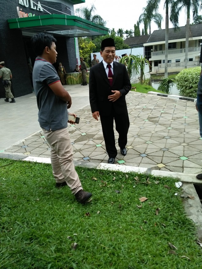 Budidaya sudah mengenakan jas lengkap.