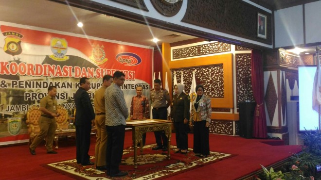 Zola saat teken MOU dengan KPK.