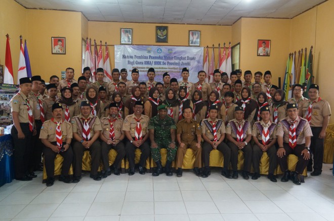 Pengurus Kwarda Pramuka Jambi foto bersama peserta Kursus Pembina Pramuka Mahir tingkat Dasar.