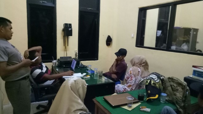 Pasangan mesum saat diintrogasi oleh petugas.