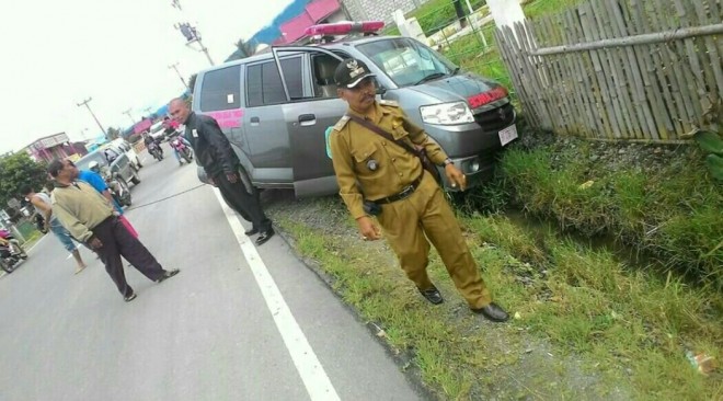 Mobil Ambulans Desa Belui Tinggi Seruduk Pagar Rumah Warga di Desa Semumu.