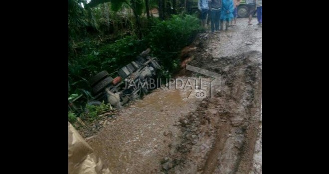 Truk Bermuatan Material Bangunan Masuk Jurang.