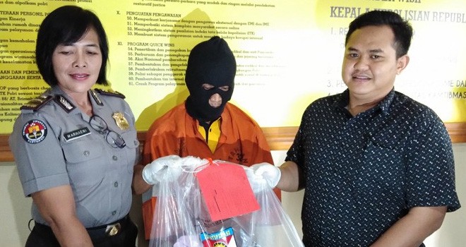 Kasatreskrim Polres Malang Kota AKP Ambuka Yudha Hardi Putra (kanan) saat rilis di Mapolres Malang Kota, Selasa (28/11). Foto Fisca Tanjung/JawaPos.com