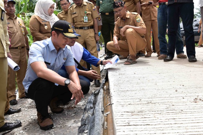 Gubernur Jambi Zumi Zola meninjau pembangunan jalan di Kumpeh, Selasa (28/11).