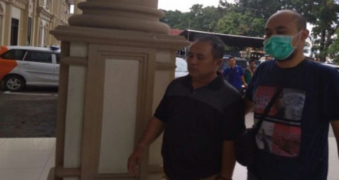 Asisten III Pemprov Jambi, Saipuddin terlihat digiring petugas KPK memasuki Mapolda Jambi, Selasa (28/11). Foto : Ist