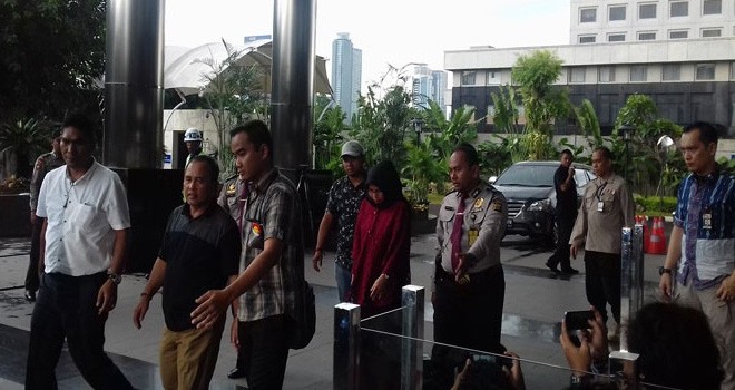 Asisten Daerah III Provinsi Jambi SAI (Saifudin) bersama istrinya saat tiba di gedung KPK, Rabu( 29/11) Foto : Desyinta Nuraini/JawaPos.com