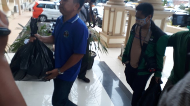 Anggota KPK membawa sejumlah bukti ke Polda Jambi, Selasa (28/11). 