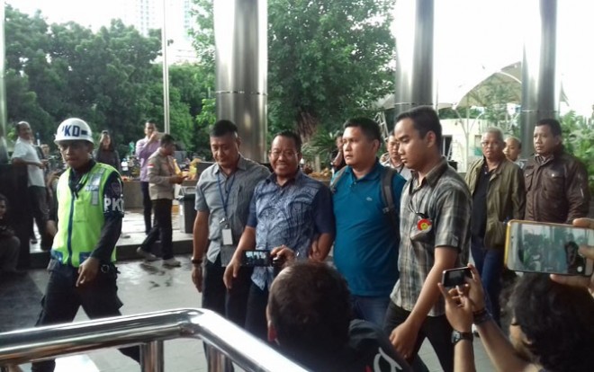 Anggota DPRD Jambi berinisial S terlihat sumringah saat tiba di gedung KPK, Rabu (29/11) (Desyinta Nuraini/JawaPos.com)