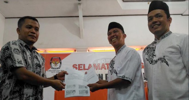 Pasangan Saman Abdul Latif-Hendra Kurniawan menyerahkan syarat dukungan maju melalui jalur perseorangan.