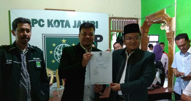 Ketua DPC PKB Kota Jambi, Sulaiman Syawal menyerahkan dukungan kepada Maulana, Selasa (28/11) kemarin.