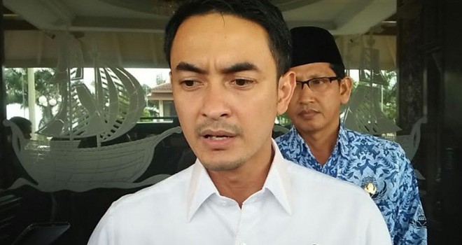 Gubernur Jambi Zumi Zola saat di wawancarai awak media.