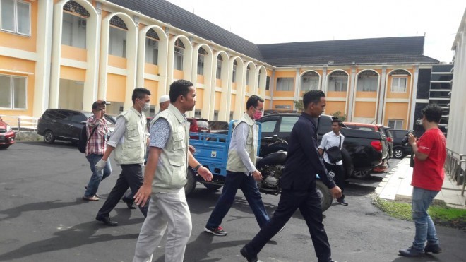 Penyidik KPK saat berada di kantor Dinas PUPR Provinsi Jambi. 