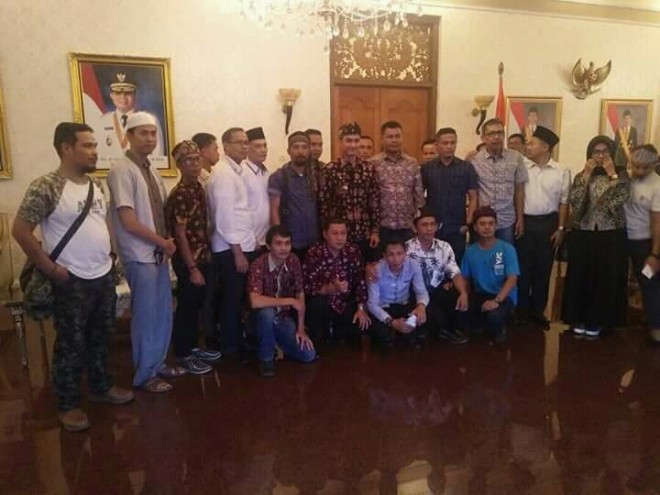 Tim Sukses Zumi Zola Kumpul di Rumah Dinas.