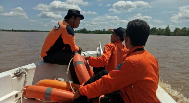 Petugas saat melakukan pencarian. 