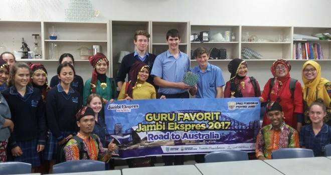 Para guru saat berada di salah satu ruangan praktikum Fisika di Helena College.