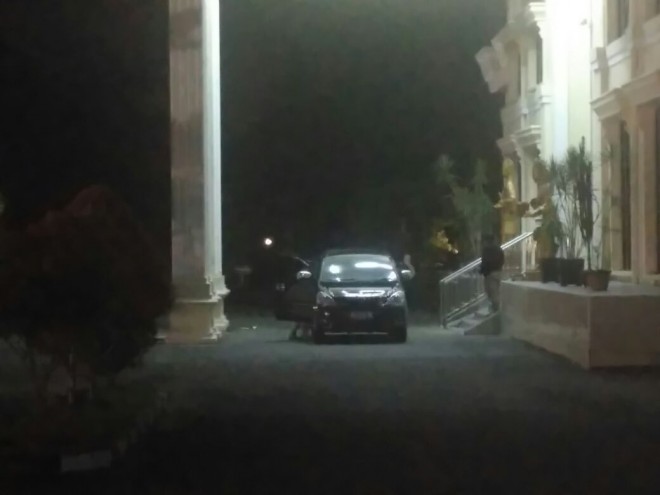 Mobil KPK saat berada di depan kantor DPRD Provisi Jambi. 