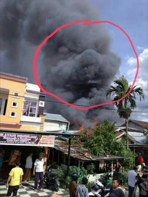 Penampakan asap berbentuk wakah di Kuala Tungkal