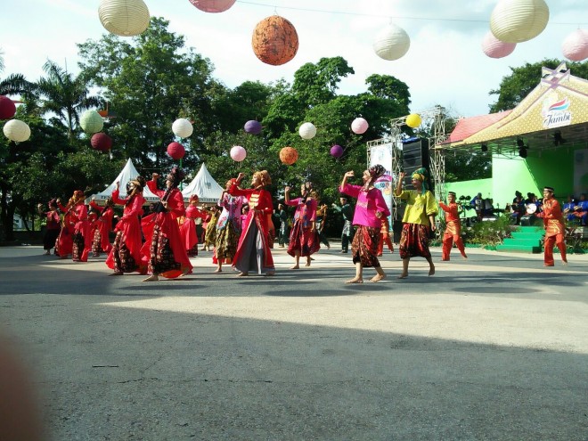 Penampilan tari pada Festival dan Karnaval Angso duo 2017.