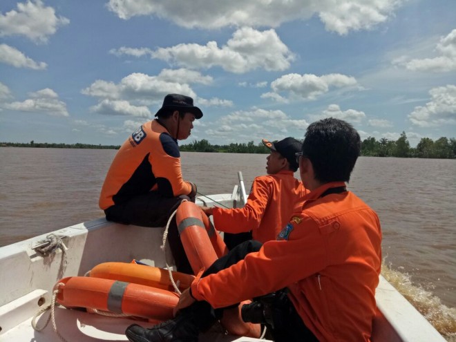 Petugas saat mencari jasad Tenggelam di Sungai Pengabuan.