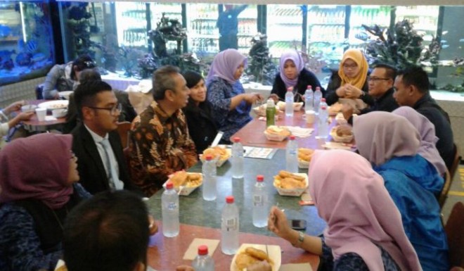 Konjen RI Perth Ade Padmo Sarwono di dampingi Consul Widya Sinedu saat menjamu makan malam rombongan guru favorit Jambi Ekspres di  Restaurant Cicerellos yang beralamat di 44 Mews Rd, Fremantle WA 6160, Australia, di tengah kesibukannya