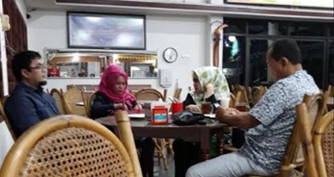 Ivan Wirata saat Pergoki Istrinya lagi Makan Bareng Bersama Selingkuhan.
