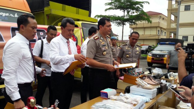 Press release barang ilegal yang diamankan Polda Jambi.