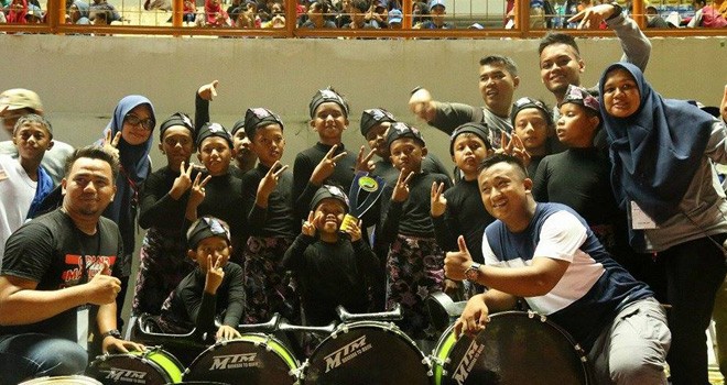 Bahana Junior (SD IT Diniyyah Al-Azhar Muara Bungo) yang mengenakkan lacak dan tengkuluk.