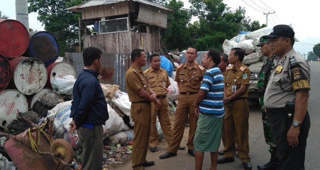 Lurah bersama Babinsa dan Bhabinkamtibmas saat sidak di tempat rongsokan. Pihak kelurahan meminta agar barang rongsokan tidak mengganggu pengguna jalan.