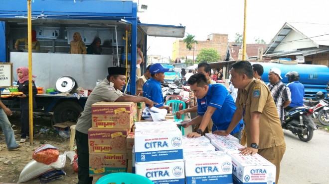 H Bakri Beri Bantuan Korban Kebakaran Kuala Tungkal.