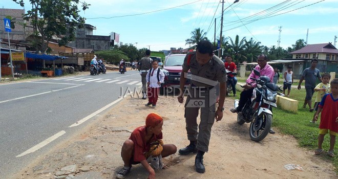 Belasan Anak Punk Kocar Kacir saat Dikejar Satuan Pol PP Batanghari.