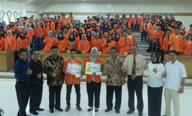 SAH saat memberikan bantuan kepada Mahasiswa. 