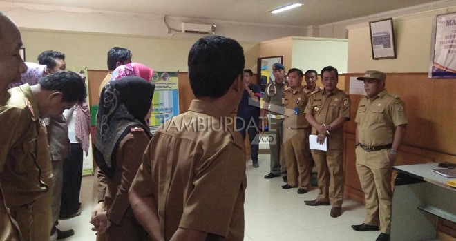 Wakil Bupati tanjab Tanjabtim, H. Robby Nahliayansyah saat melakukan sidak di sejumlah kantor dinas.