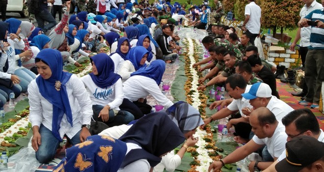 Nasi liwet sepanjang satu kilo meter.